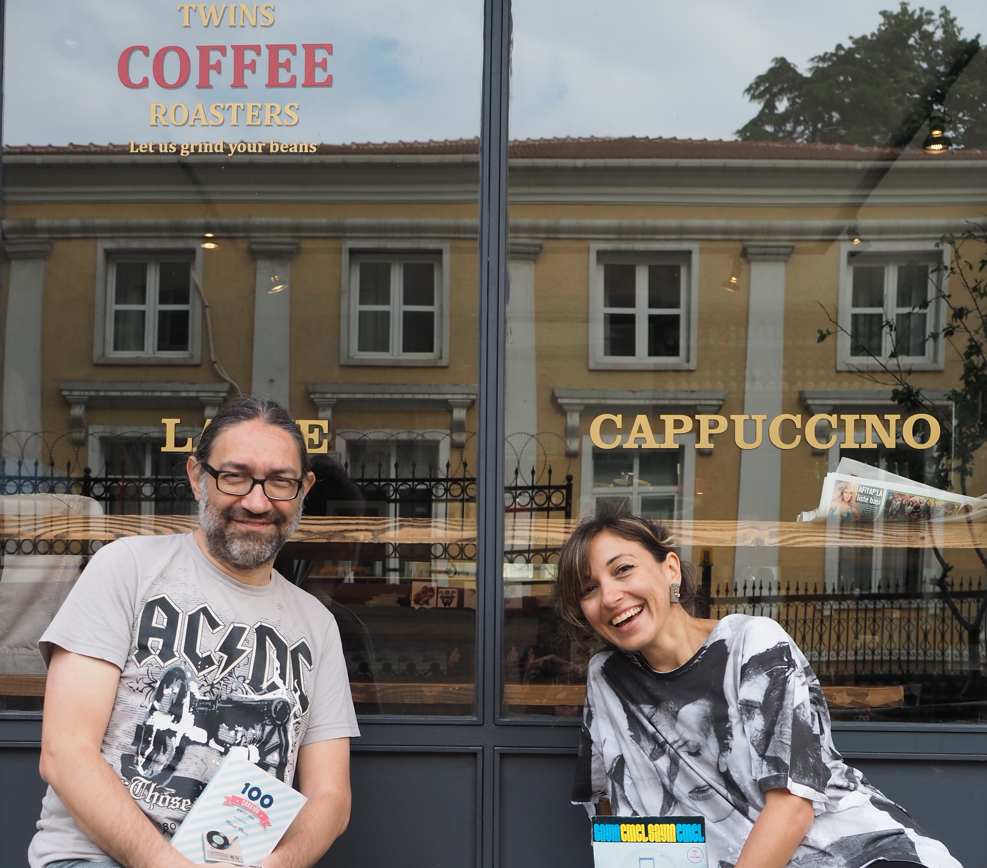 İstanbul'da, Ağaçkakan Yayınları'nın da semti Gümüşsuyu'nda, Twins Coffee Roasters'da buluştuk Murat Meriç'le. Tesadüf, o, AC DC ben, David Bowie tişörtlerimizle konuştuk:) Fotoğraf: SİNAN HAMAMSARILAR