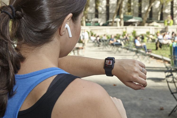 Kişisel aktivitelerinize yönelik daha çok özellikle gelen yeni Apple Watch'ın yerleşik GPS'i telefonsuz koşuya, 50 metreye kadar su geçirmezliği de yüzme aktivitelerinizin hesaplanmasına olanak sağlıyor. 